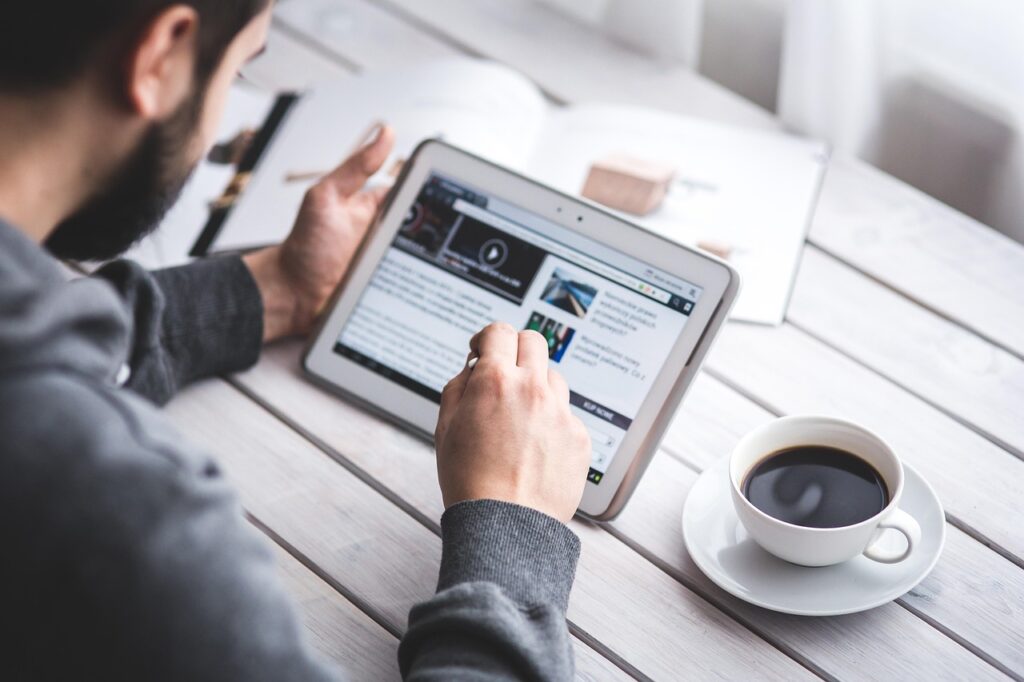 man, reading, touchscreen, blog, digital, tablet, coffee cup, working, screen, touching, touch, samsung, stylus, pen, technology, device, coffee, cup